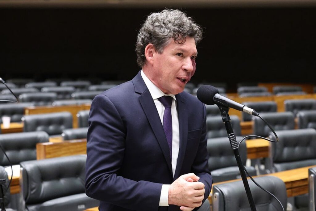 Hugo Motta define Reginaldo Lopes para presidir comissão que analisará fim da taxa das blusinhas