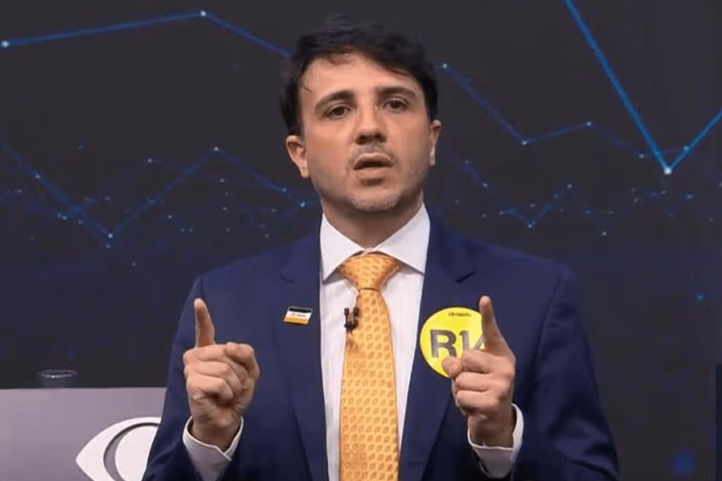 Renan Santos critica Record por entrevista com Lula durante debate da Band e acusa emissora de favorecer presidente