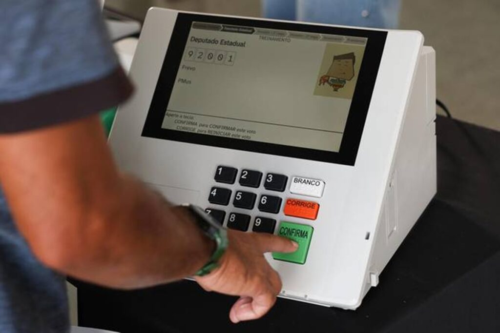 Eleitorado jovem encolhe 22% em 16 anos, enquanto número de idosos cresce 74%