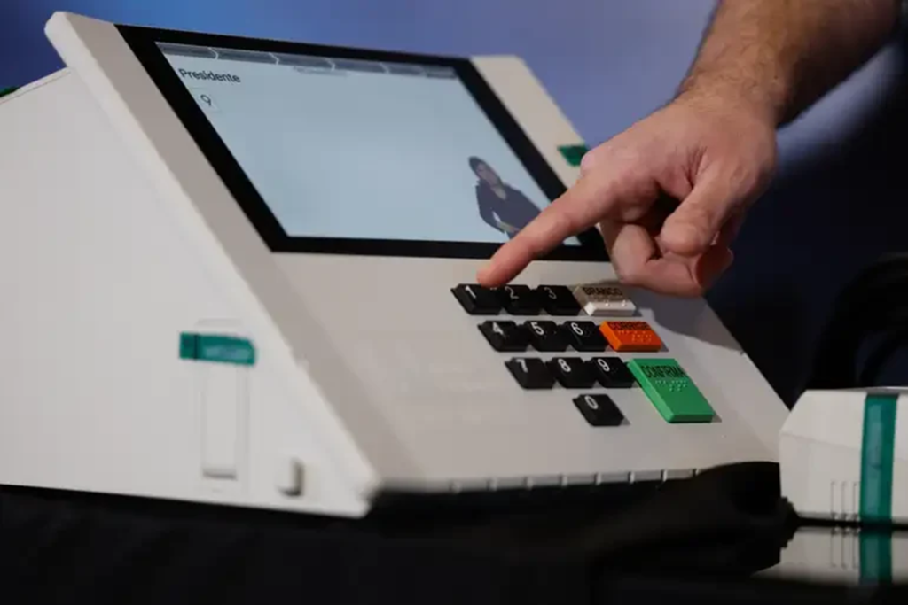 Eleitor tem até 20 de agosto para solicitar voto em trânsito nas eleições; veja como pedir Eleitor tem até 20 de agosto para solicitar voto em trânsito nas eleições; veja como pedir
