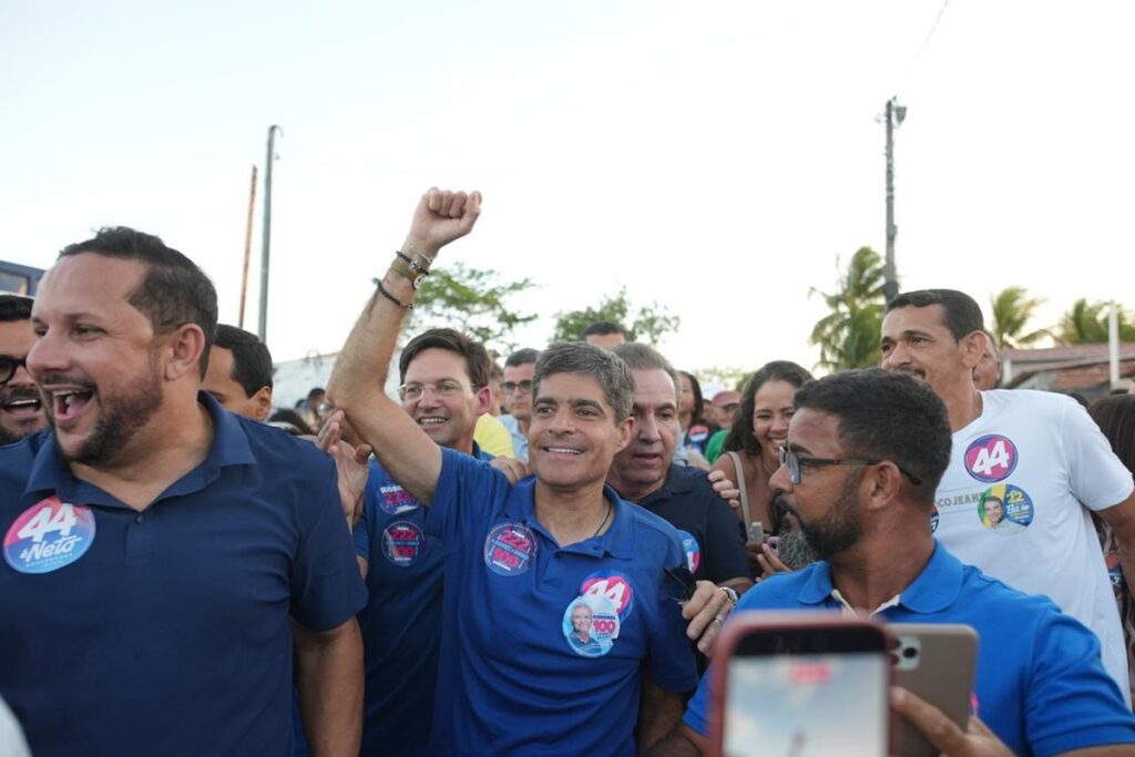 ACM Neto leva campanha a Conceição do Coité e assume compromisso com estrada entre Salgadália e Araci