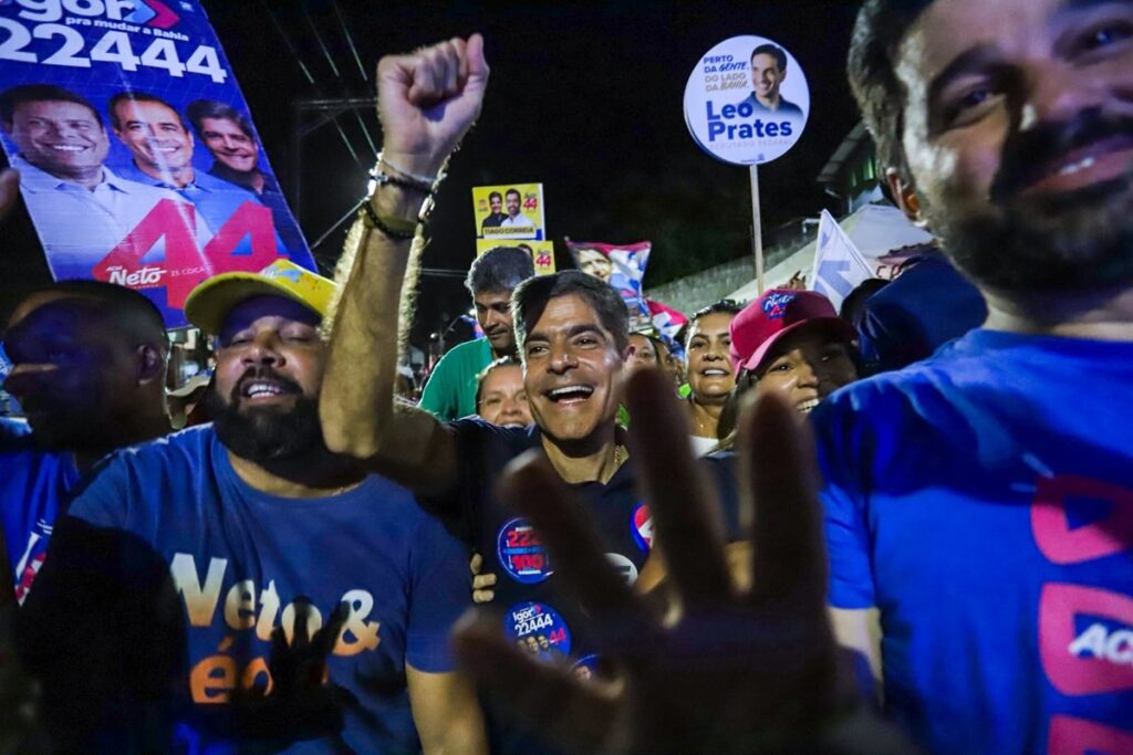 ACM Neto realiza caminhada no Subúrbio de Salvador e promete versão estadual do Morar Melhor caso seja eleito