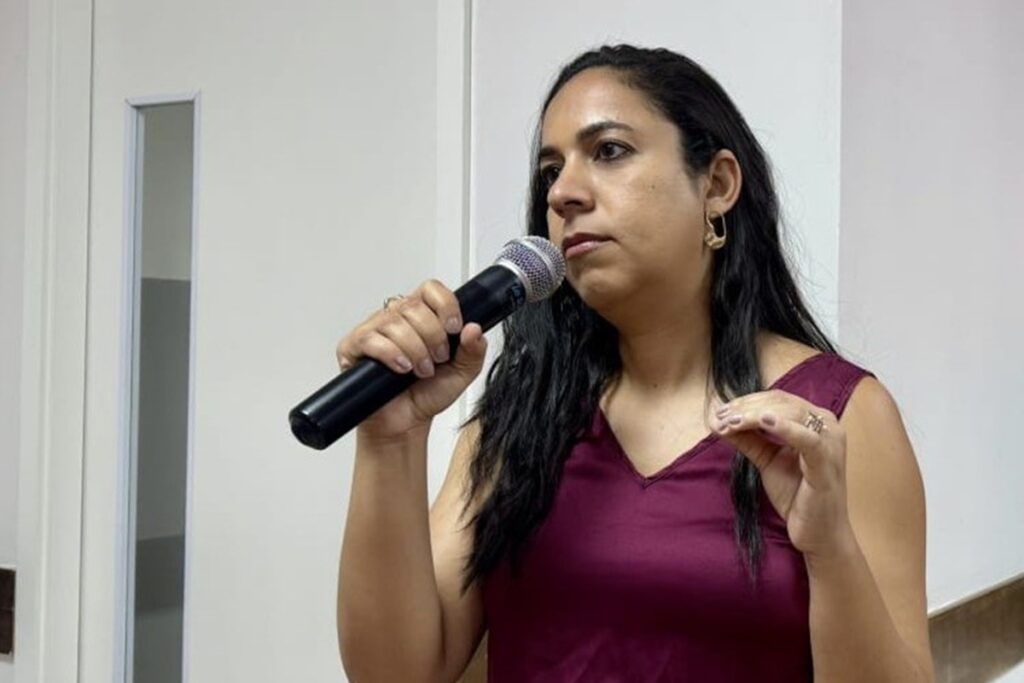 Ana Carolina diz que materiais com ACM Neto e Flávio “escancaram aliança” entre carlismo e bolsonarismo na Bahia