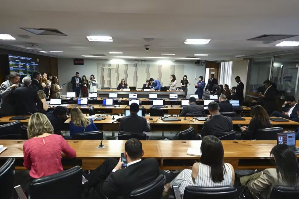 Comissão aprova fim da "taxa das blusinhas" para compras internacionais de até US$ 50