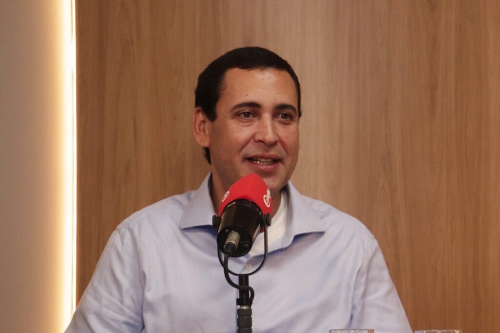 Éden Valadares defende políticas econômicas de Lula e chama Flávio Bolsonaro de "mentiroso contumaz"