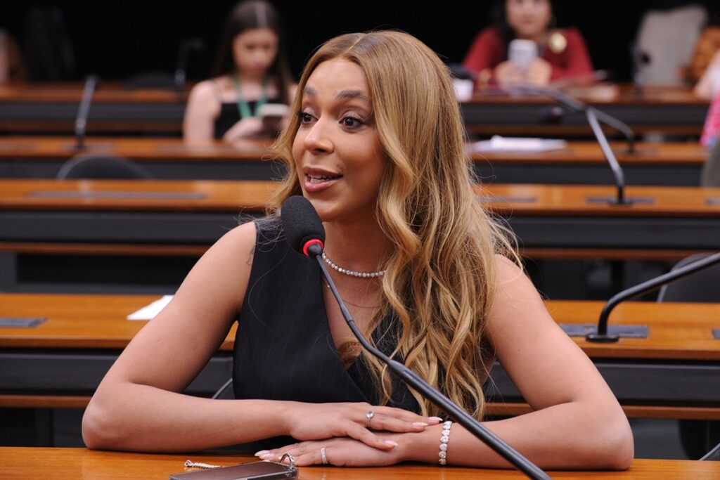 Erika Hilton pede prisão de Nikolas Ferreira após deputado divulgar laudo falso atribuído à Polícia Federal