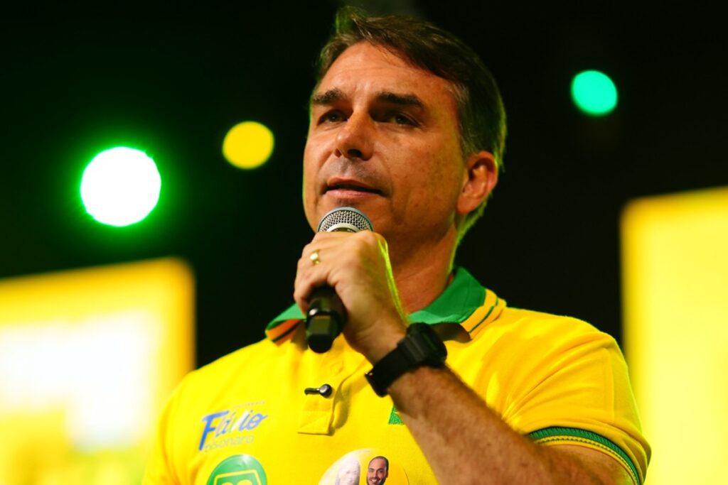 Flávio Bolsonaro promete proibir cassinos online e "Jogo do Tigrinho" caso seja eleito