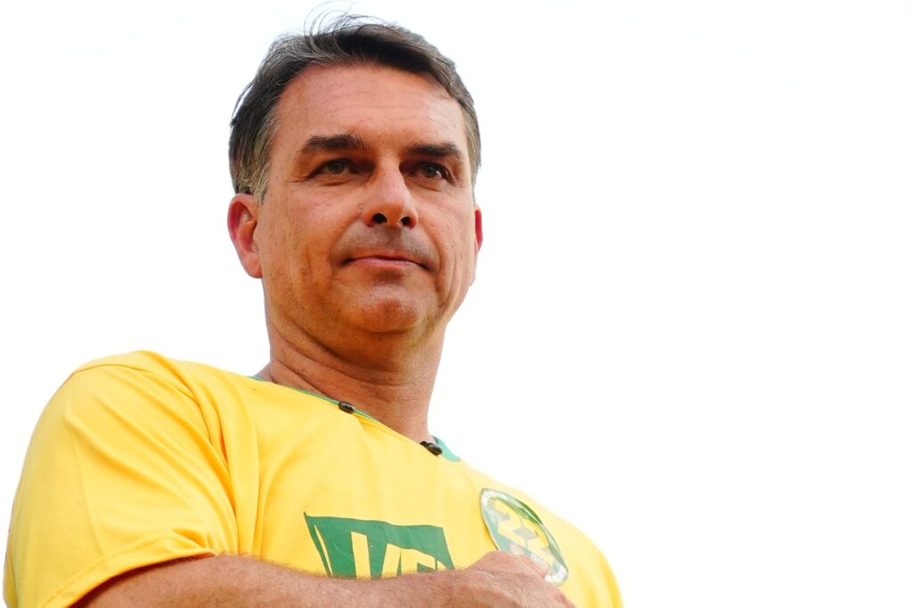 Após polêmica, Flávio Bolsonaro ergue imagem de Nossa Senhora Aparecida durante ato em São Paulo