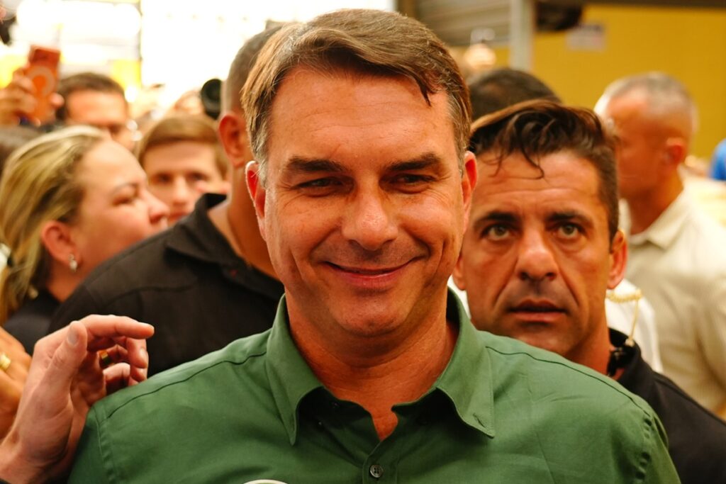 Flávio Bolsonaro compara polêmica sobre Nossa Senhora Aparecida a facada sofrida por Jair Bolsonaro em 2018