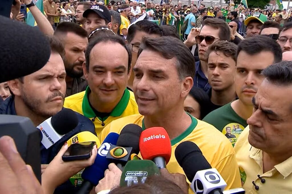 Flávio Bolsonaro acusa Dino de agir em defesa de Lula após reintegração de cúpula da PF: "Brasil virou a várzea"