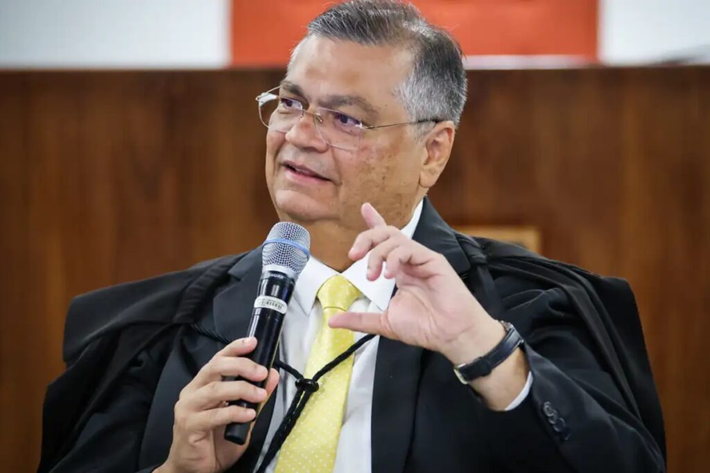 Flávio Dino suspende decisão de Mendonça, reintegra cúpula da PF e defende análise do caso pelo plenário do STF