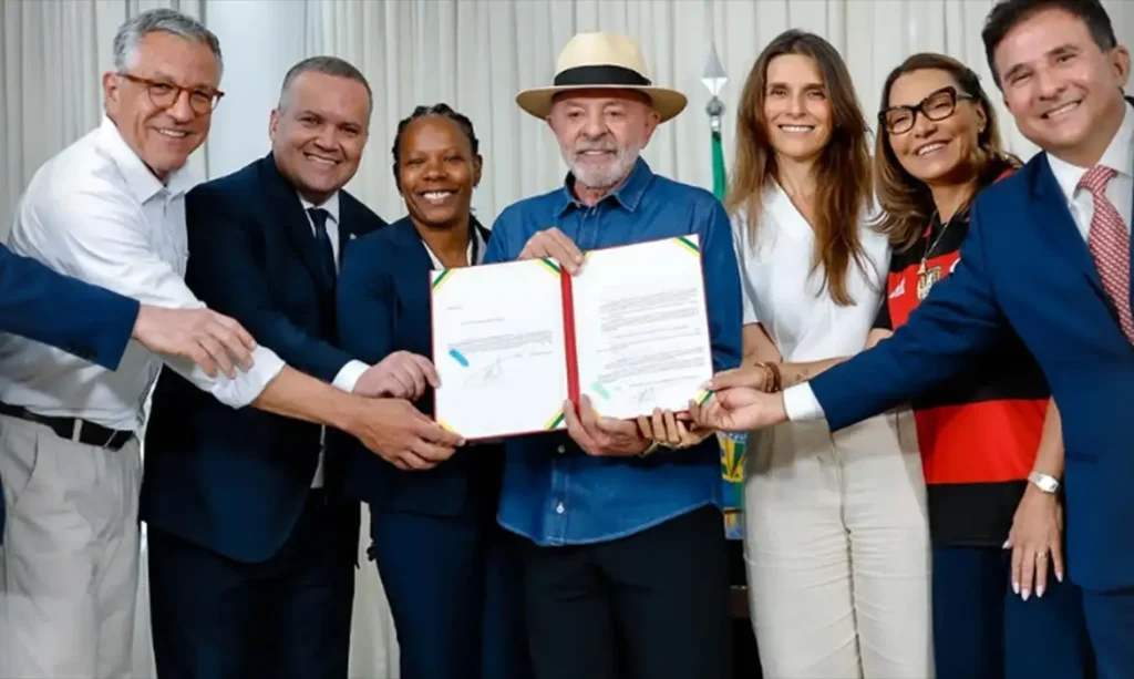 Lula sanciona lei com benefícios para o futebol feminino