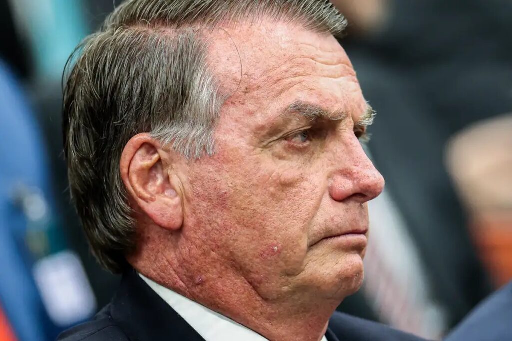 Defesa de Jair Bolsonaro pede a Nunes Marques suspensão da pena no caso da trama golpista