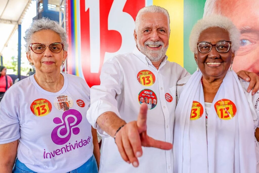 Jaques Wagner convoca população idosa às urnas e diz que "perigo" para a democracia "está batendo na porta"
