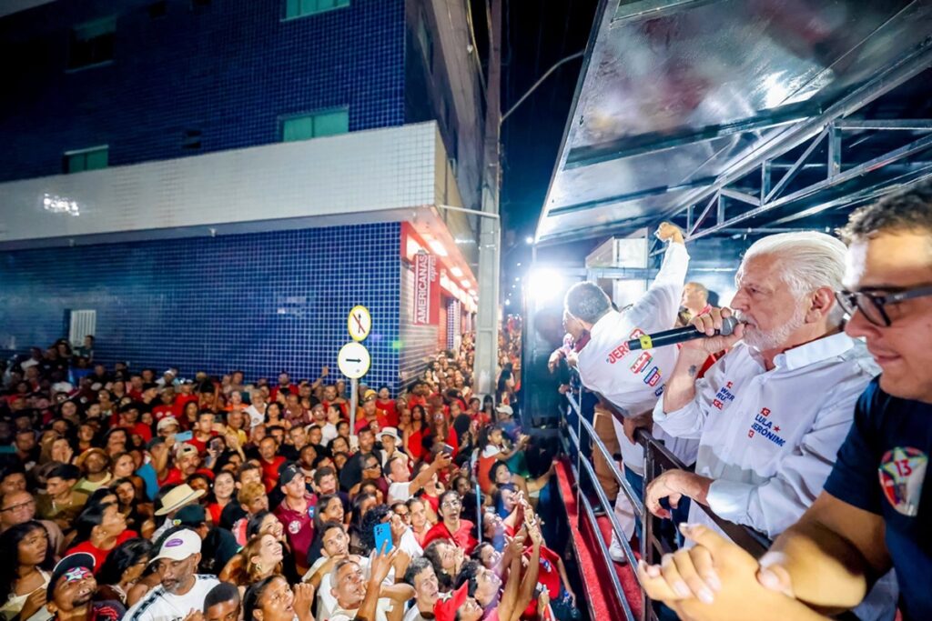 Jaques Wagner pede comparação entre projetos nas urnas e diz que eleição representa "encruzilhada" para o Brasil