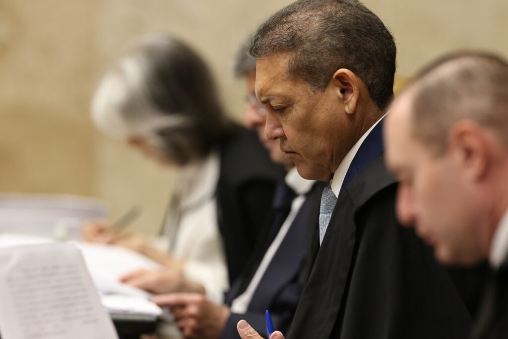 Nunes Marques deixa julgamento sobre Moraes após se declarar impedido