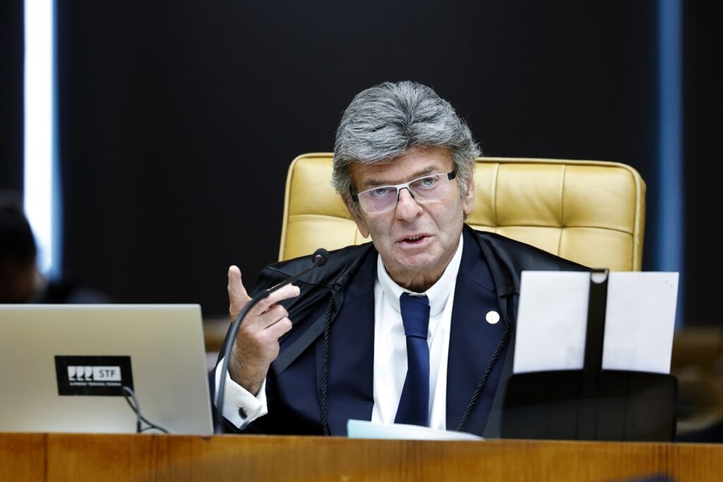 Fux suspende decisão de Dino e mantém remoção de posts sobre Flávio Bolsonaro e Nossa Senhora Aparecida