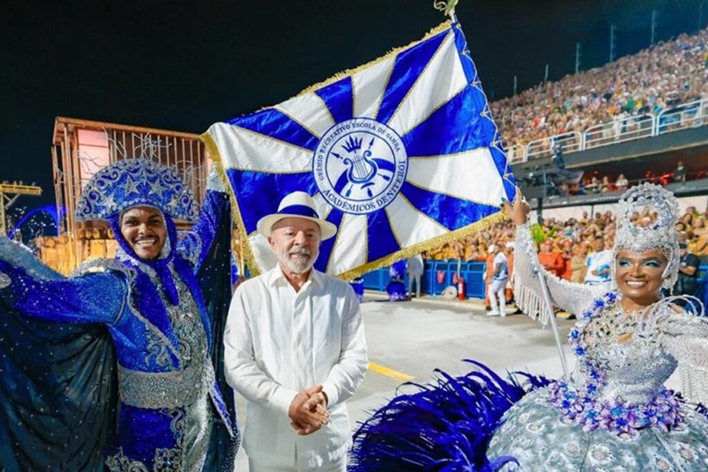 Flávio Bolsonaro aciona TSE e pede cassação da chapa Lula-Alckmin por desfile de Carnaval na Sapucaí