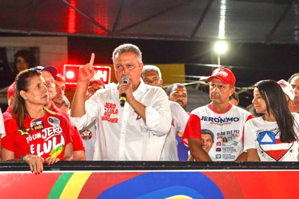 Rui Costa acusa adversários de usar imagem de Lula em material com número de outro presidenciável