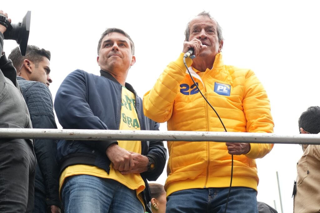 Presidente do PL diz que Bolsonaro estará livre no “dia seguinte” se Flávio for eleito presidente Presidente do PL diz que Bolsonaro estará livre no "dia seguinte" se Flávio for eleito presidente