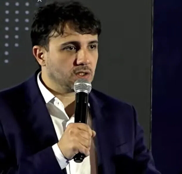 Renan Santos entra com ação no TSE contra Flávio Bolsonaro