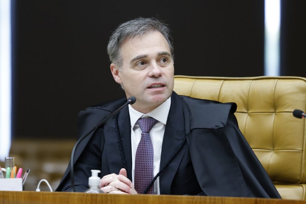 André Mendonça multa Flávio Bolsonaro em R$ 5 mil por impulsionamento de propaganda negativa contra Lula