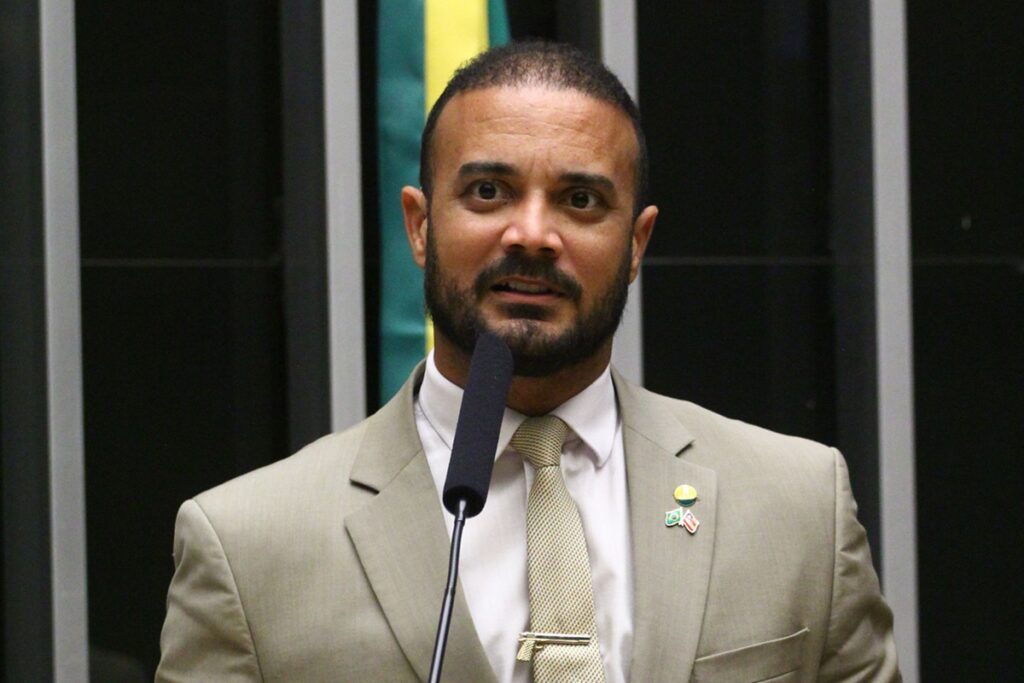 Capitão Alden sai em defesa de Flávio Bolsonaro após fuga e diz que possível prisão seria usada como "moeda de troca"