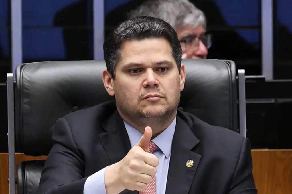 Alcolumbre mantém PEC do fim da escala 6x1 na pauta, mas avanço da direita no Senado ameaça votação