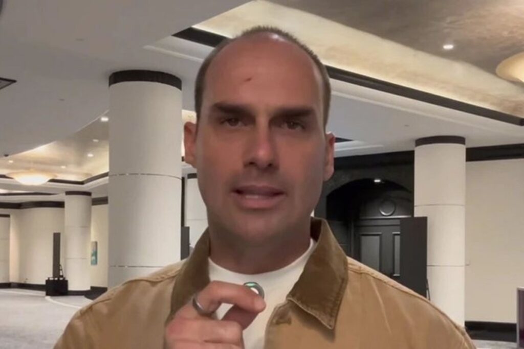 Eduardo Bolsonaro grava vídeo em inglês e pede pressão internacional para anular eleição no Brasil