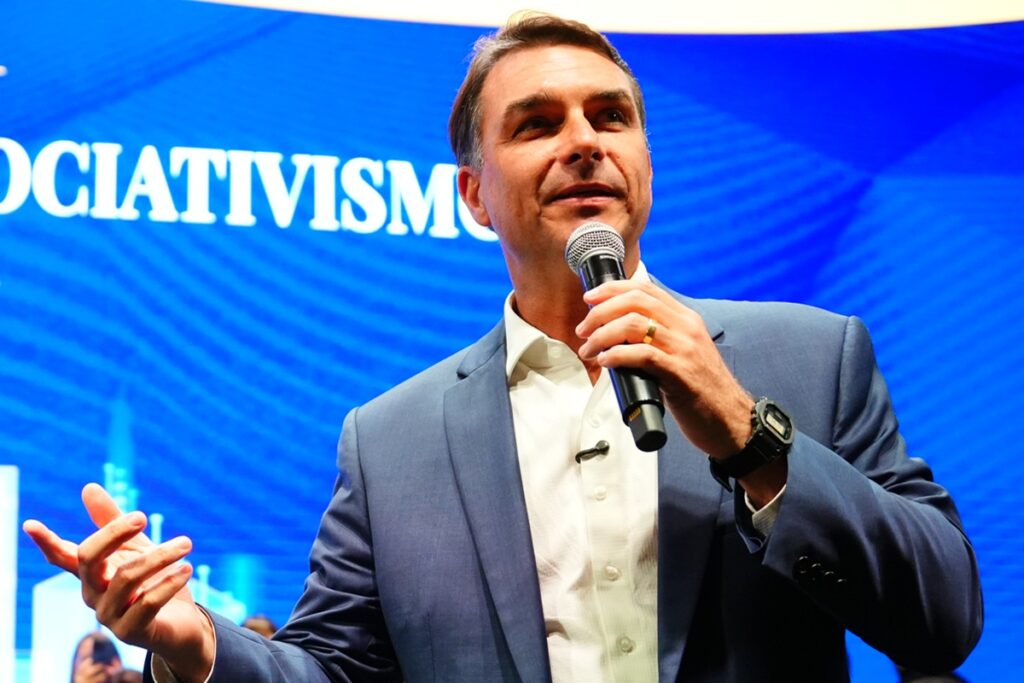 Justiça barra entrega de título de cidadão soteropolitano para Flávio Bolsonaro; entenda o motivo