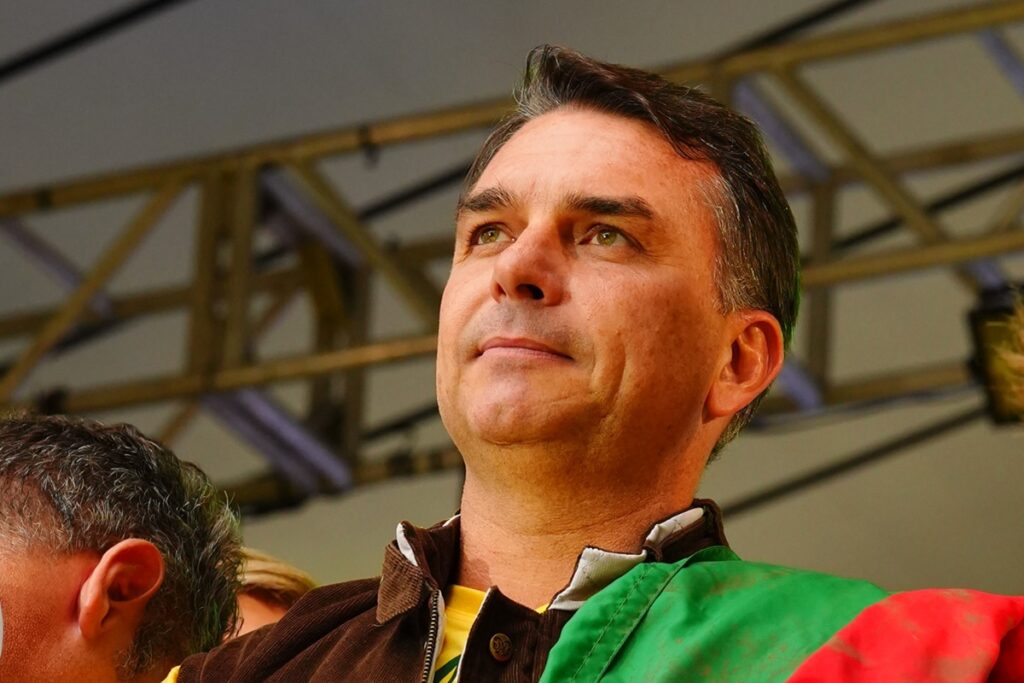 Ação judicial tenta barrar homenagem a Flávio Bolsonaro em Salvador por suposto descumprimento de regras