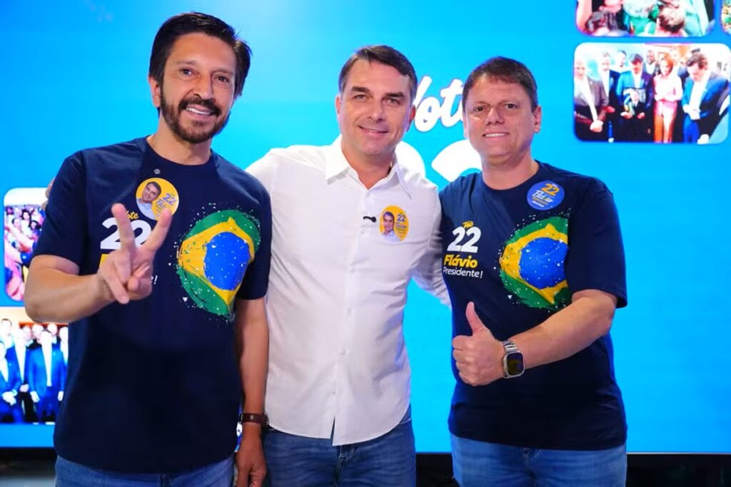 Baleia Rossi confirma adesão de 17 diretórios do MDB a Flávio Bolsonaro; Bahia mantém apoio a Lula Baleia Rossi confirma adesão de 17 diretórios do MDB a Flávio Bolsonaro; Bahia mantém apoio a Lula