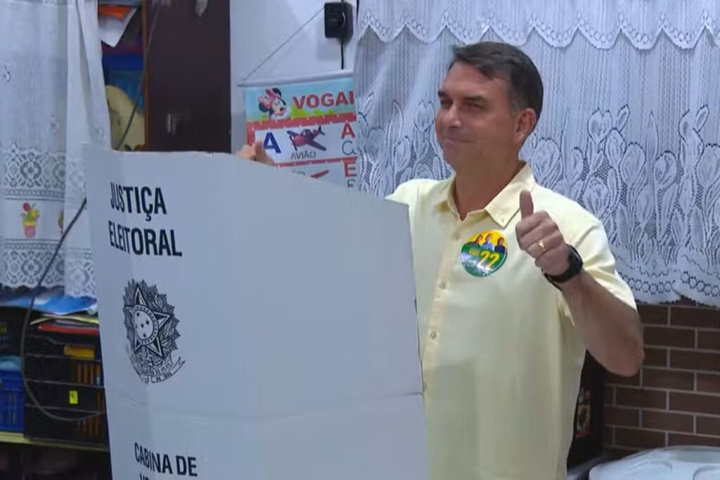 Na disputa pelo Planalto, Flávio Bolsonaro vota no Rio de Janeiro logo após abertura das urnas Na disputa pelo Planalto, Flávio Bolsonaro vota no Rio de Janeiro logo após abertura das urnas