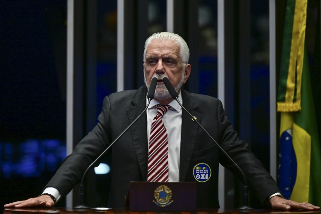 Wagner acusa Flávio Bolsonaro de oportunismo sobre fim da escala 6x1: "Para não perder voto"