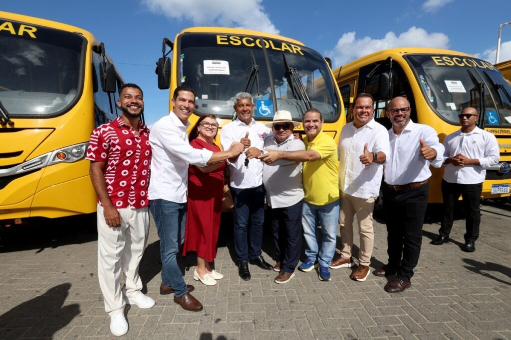 Jerônimo entrega ônibus escolares para 101 municípios e anuncia investimento de R$ 43,8 milhões na Bahia