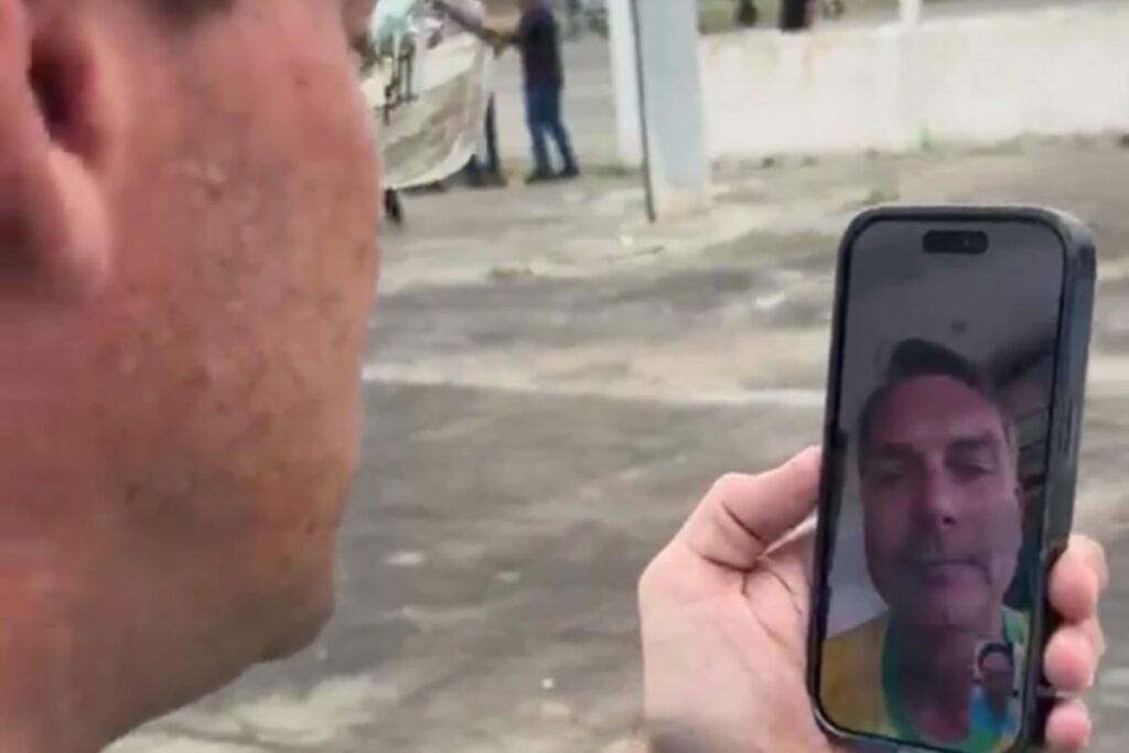 Flávio Bolsonaro diz que Judiciário "perdeu a vergonha de interferir nas eleições" durante chamada com João Roma