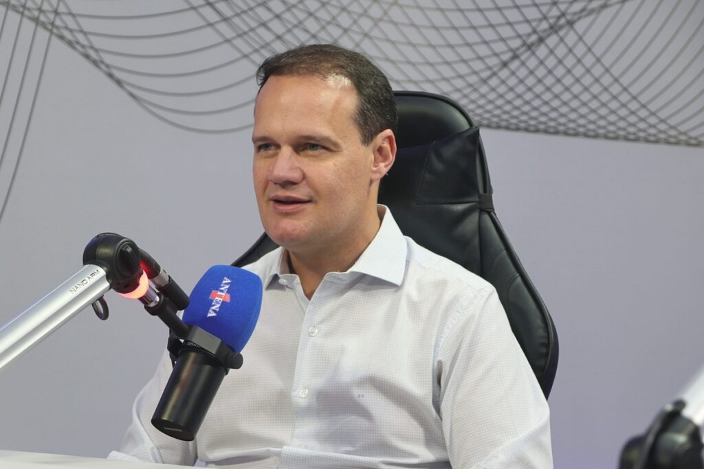 Júlio Pinheiro dispara contra ACM Neto e alerta que Flávio Bolsonaro ameaça obras na Bahia