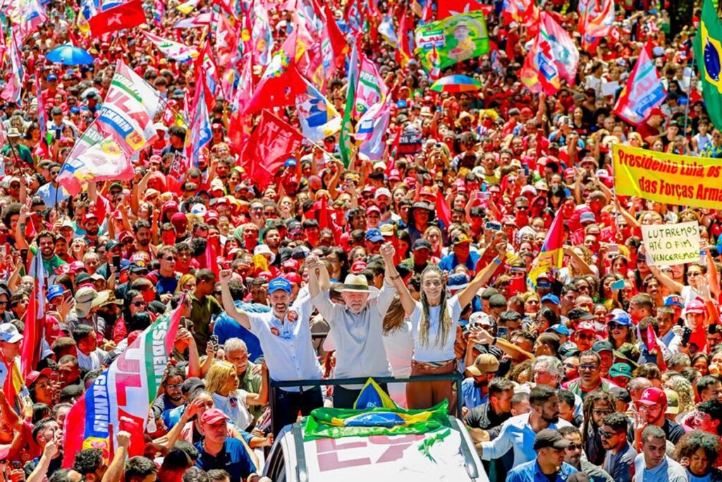 Lula promete "muito debate" no 2º turno e diz que está virando o "rei da selfie"