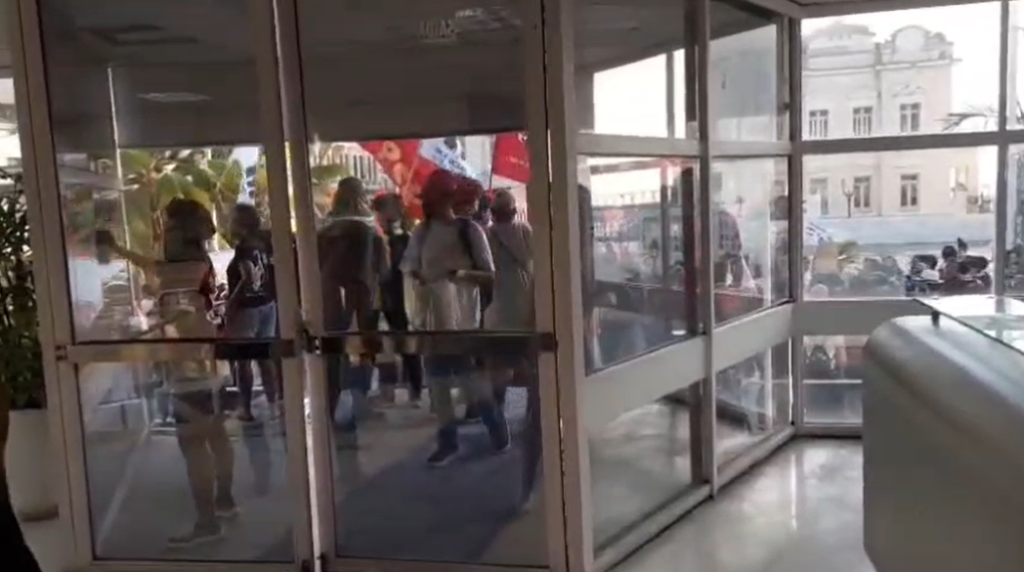 Prefeitura de Salvador suspende expediente após depredações e tentativa de invasão em manifestação