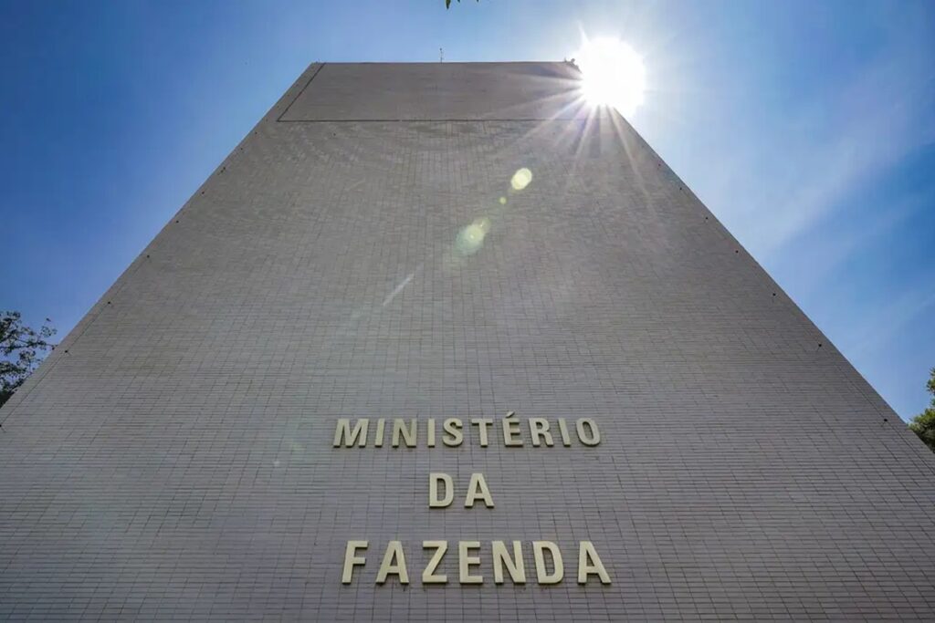 Disputa por comando da Fazenda expõe divergências internas no PT sobre política econômica