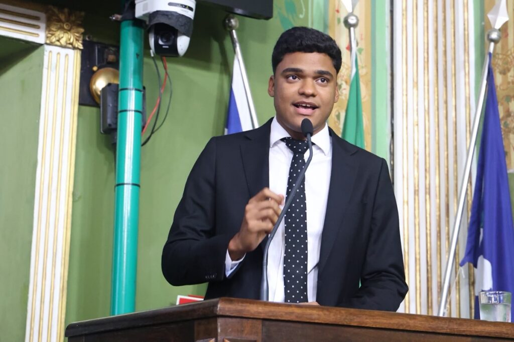 Sandro Filho recebe votos em todos os 417 municípios e se torna o deputado federal mais jovem já eleito pela Bahia Sandro Filho recebe votos em todos os 417 municípios e se torna o deputado federal mais jovem já eleito pela Bahia