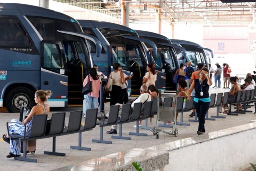 Jerônimo anuncia transporte intermunicipal gratuito na Bahia para o 2º turno; veja regras e horários