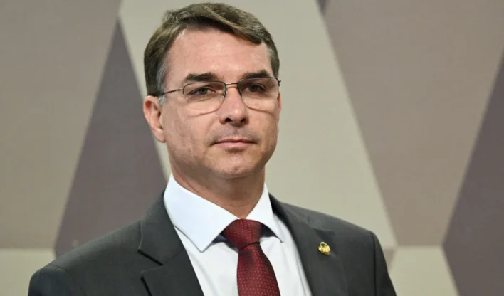 Flávio Bolsonaro propõe suspender reforma tributária e pode adiar cashback para 70 milhões de brasileiros