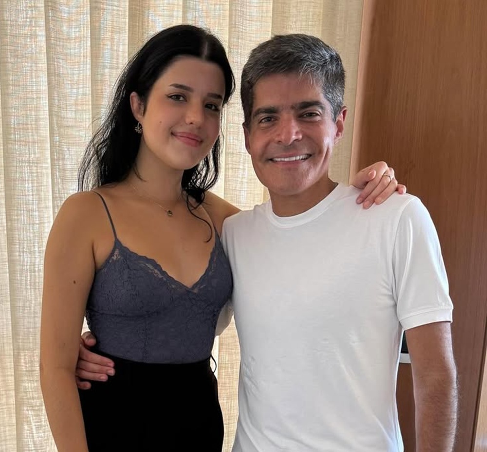 Filha de ACM Neto ironiza críticas após ser vista com o pai em aeroporto de Salvador